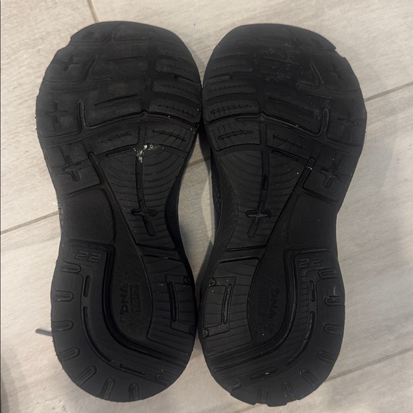 Brooks women Black Athletic Shoes - Picture 8 of 9